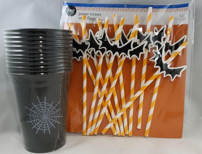 Design Group Plastic Cups 12 Cups 14oz Capacity & Paper Straws With Flags