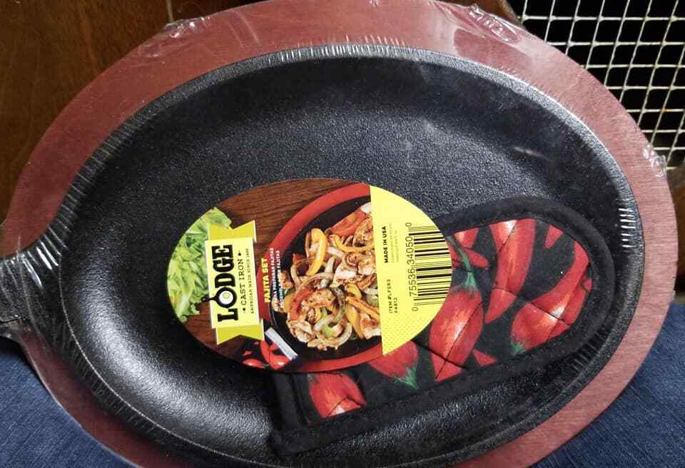 Lodge Cast Iron Fajita Set Red Stained Wooden Underliner & Handle Mitt 3 Piece